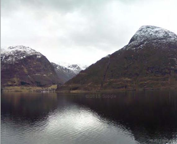 Side 31 av 38 Musskjerneset sett frå andre sida av fjorden.