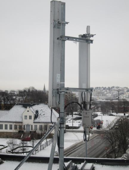 Avstanden fra dagens gulv til tak er ca. 7 m. Yttervegger av tegl er i 1. etasje pusset og deretter malt.