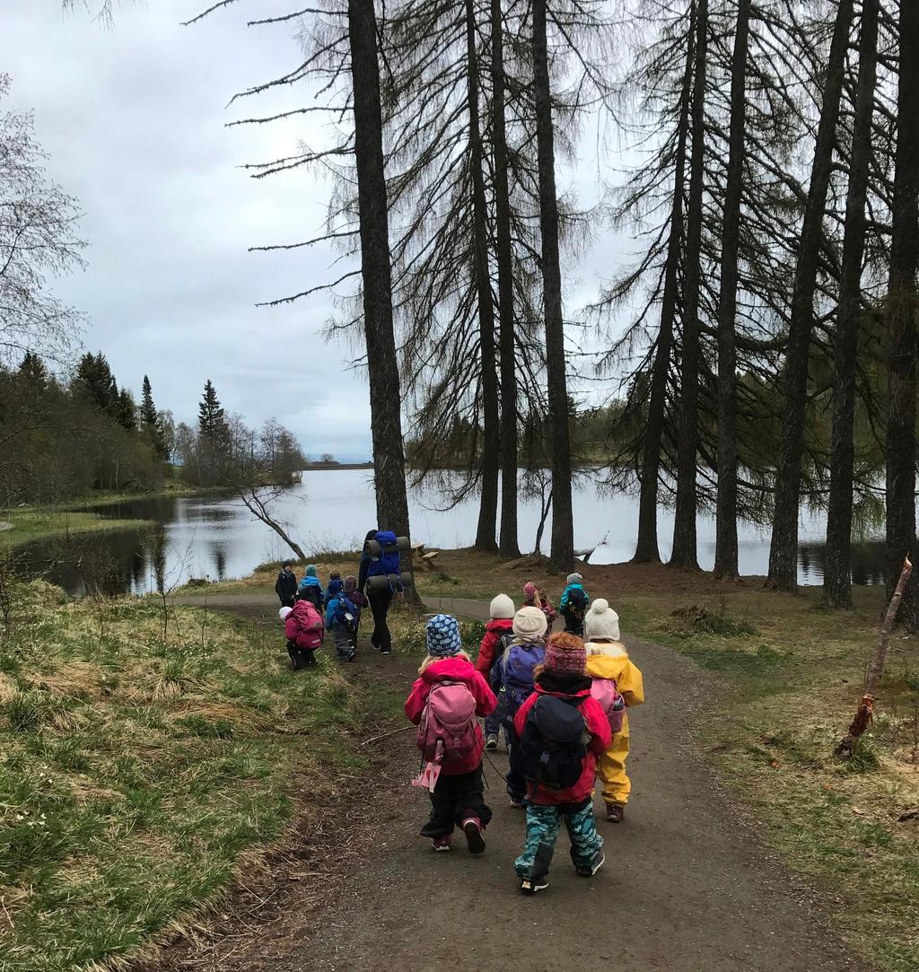 Året rundt i naturen og de samiske 8 årstider. Gjennom vår driftsform er skogen en naturlig del av barnas hverdag som vår arena for lek, undring, utforsking og læring.