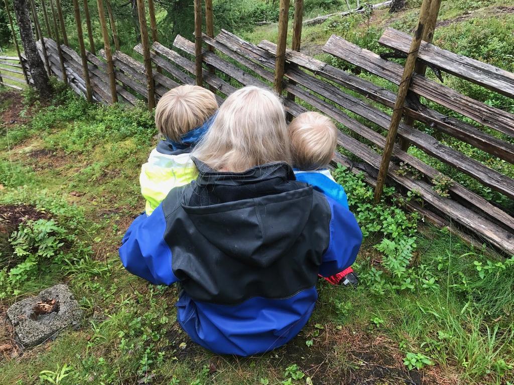 Trygghet og tilknytning August og september Trygghet og tilknytning til nære voksenpersoner er viktig for barns trivsel og utvikling.