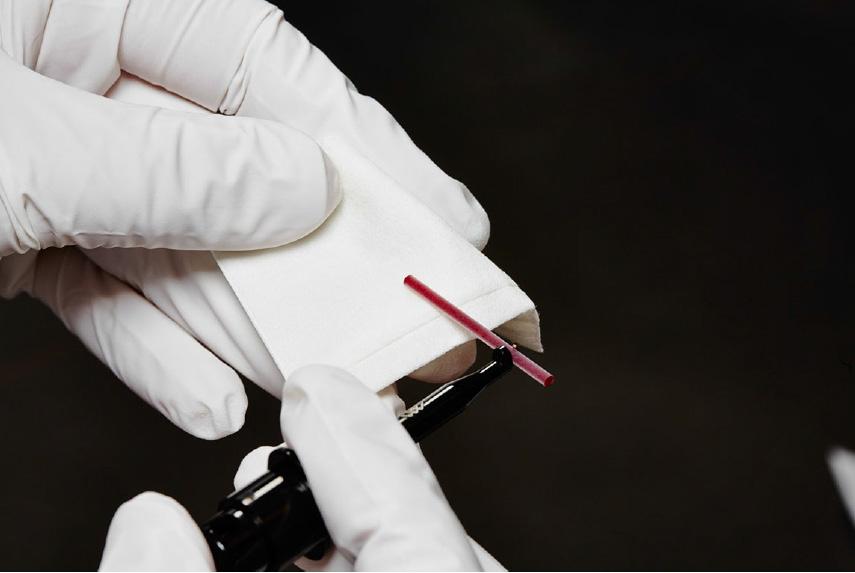 4. Prøvetaking Kapillær blodprøvetaking Figur 60: Klargjøring av mikropipette z Når den andre dråpen dannes, gjør du ett av følgende: Finn frem en mikropipette med mikropipetteholderen.