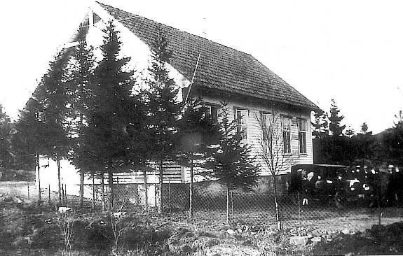 Boligen er ennå i bruk. Arthur Knutsen overtok i 1925, i dag driver sønnen hans Agnar bensinstasjon og bilverksted.