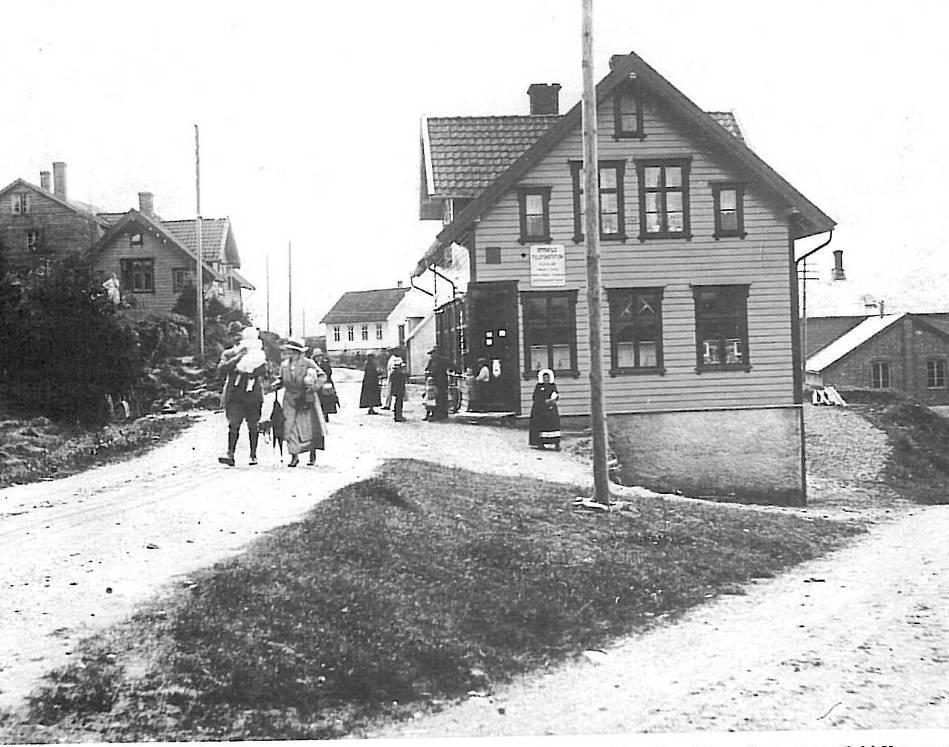 forretningen er bedehuset (hvitt bygg) som lå på datidens gnr 113, bnr 7.