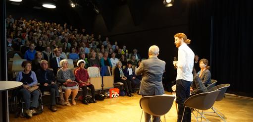 ARRANGEMENTER Besøk fra Peace Boat Atomvåpenoverlevende Mise Seiichiro forteller sin historie til en fullsatt sal på Litteraturhuset i Bergen. Foto: Thea Katrin Mjelstad Fredag 2.