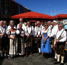 Finn fram oktoberfestkostymet ditt, ta med venner og bekjente og legg turen til Åsatun denne lørdagen. Har du ikke lederhosen eller oktoberfestkjole, så kom likevel.