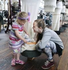 Vi tilbyr ridetur for de minste, og ridetimer med instruksjon om du vil lære litt mer om riding. Kafé med vafler, kaffe, is og brus, og flotte turmuligheter, f.eks. til Veten 487 moh.