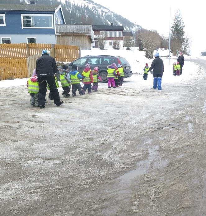 Barna bygger til leken sin. De leker barnehage. De er opptatte av detaljer som må være på plass og som de trenger. De studerer rommene og hva som er der.