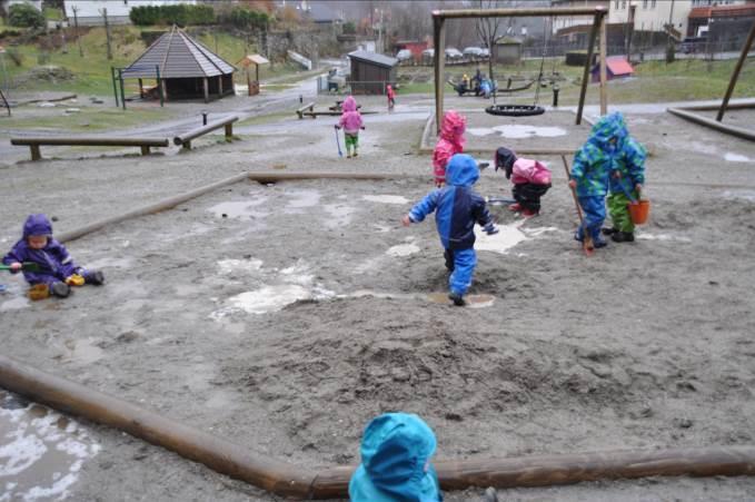 Regnværsdagar: Barna kosar seg ute i uansett kva vær det er, på regnfulle dagar som dette blir det