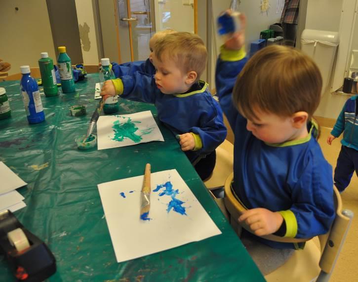 Barna får skapa sitt eige personlege uttrykk gjennom maling, dei får velje maling og dei har kvar sin