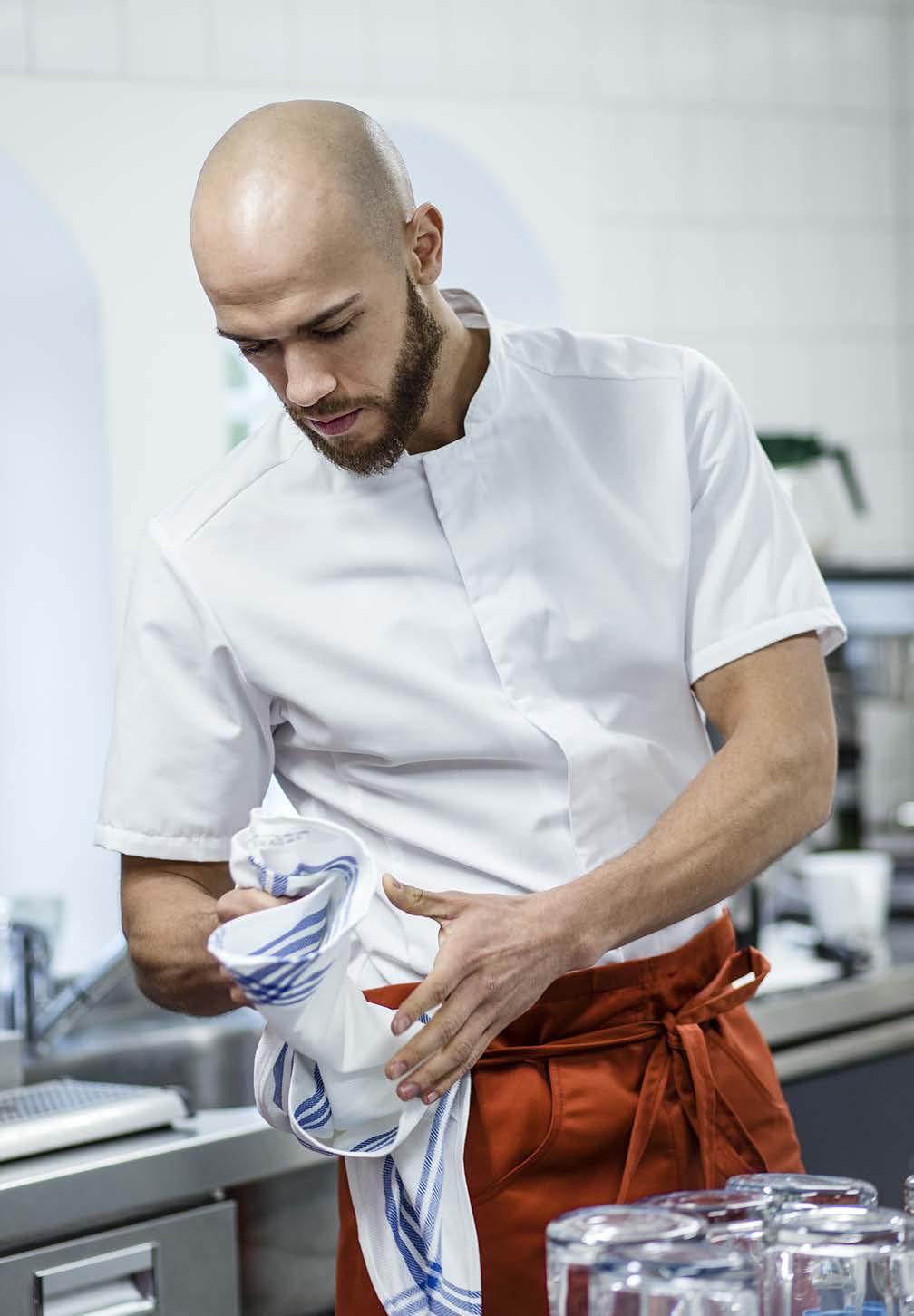 Noe smalere slim fit-passform. Skjult knepping med trykknapper. Langsgående sømmer foran/bak. Hempe i nakken. Kvalitet: 65 % polyester, 35 % bomull. Størrelse: C44 C60. Farge: 000 hvit, 015 svart.