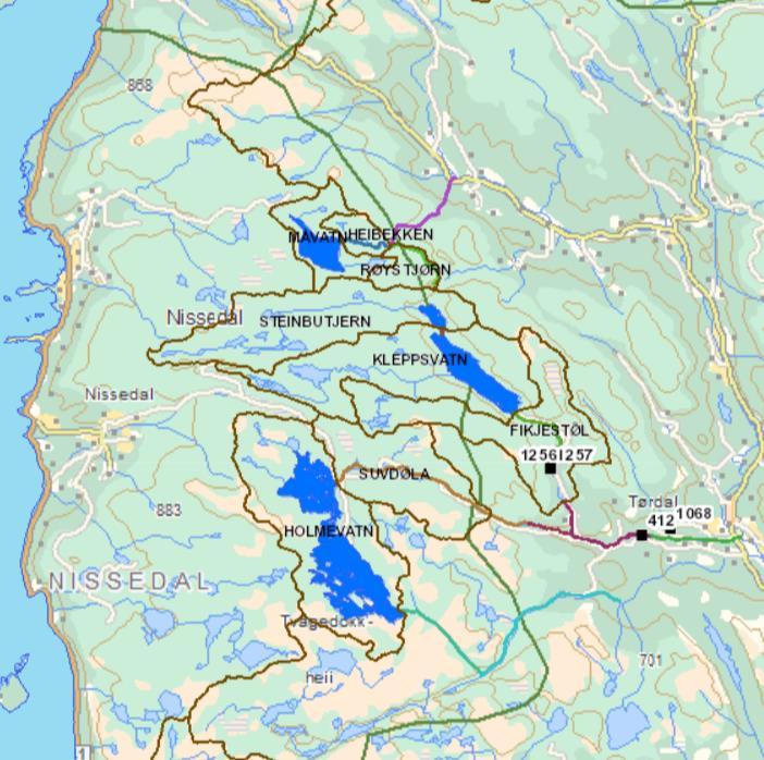 Figur 2. Delnedbørfelt, reguleringsmagasin, kraftstasjonar og regulerte elvar. Kommunegrensa mellom Drangedal, Nissedal og Kviteseid er vist med grønt. Frå Vann-nett 4.