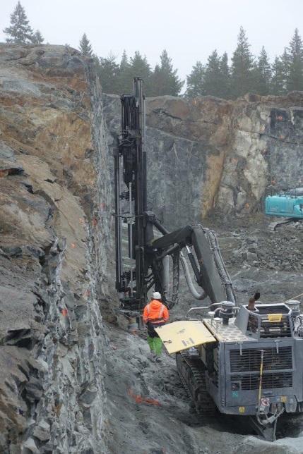 Boring på nedre pall, påhugg Gamlegrendåsen, E134 forbi Kongsberg Dersom ikke hele veggen kan