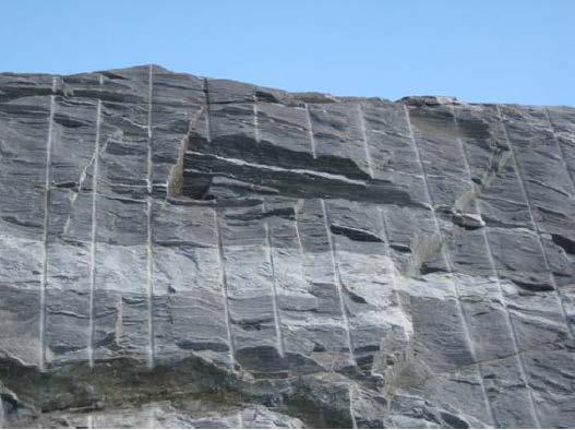 PÅHUGGET Spiling kan noen ganger virke unødvendig, men: Selv om berget i påhuggsflaten synes å være av god kvalitet, enten det er bergskjæring, naturlig fjellside eller en kombinasjon av begge, kan