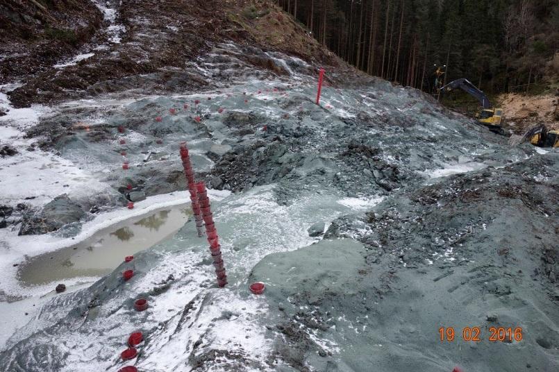 Tidligere ble fjellet avdekket (eller i dag også på mindre prosjekter), deretter blir påhuggslinja bestemt.