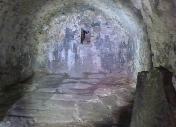 Løsningen sikrer god gjennomlufting i ruinrommet til en ventil som ble etablert i et vundussmyg i bakveggen i forbindelse med fremgraving og dokumentasjon av muren i 2013 (Niku,