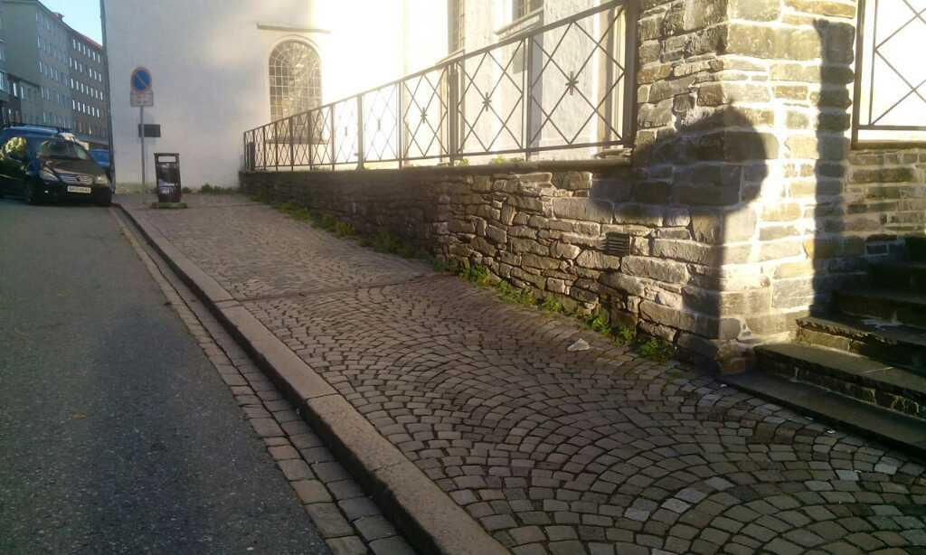 Gjenstående Arbeider 2015 Dagens murverk ny portsøyle etablert mot gammel terrasse mur. Noe re fuging gjenstår på pilarer øst mur terrassen og mur livet mot vest.dette er planlagt utført våren 2015.