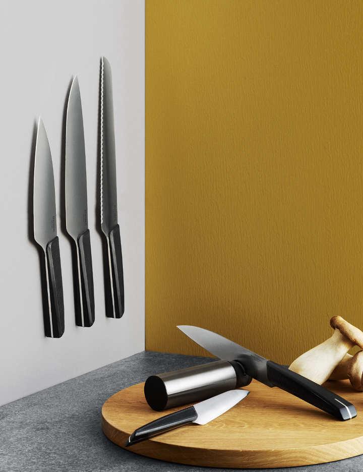 Rosendahls knivserie forener funksjon, ergonomi og estetikk. Brødknivens tunge blad letter arbeidet med kniven og sikrer et jevnt og fint snitt.