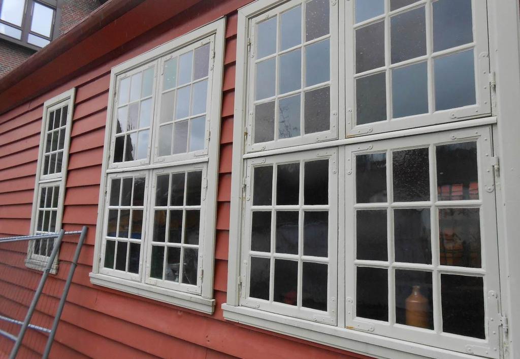 Det er smidd beslag etter historiske forbilder. Mange av vinduene er også utstyrt med lemmer, noe som var vanlig på 1700-tallet.