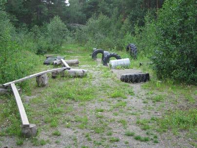Bildet viser et området som er opparbeidet med balanse- og klatretau. Hinderløypa nedenfor Oppdal videregående skole.
