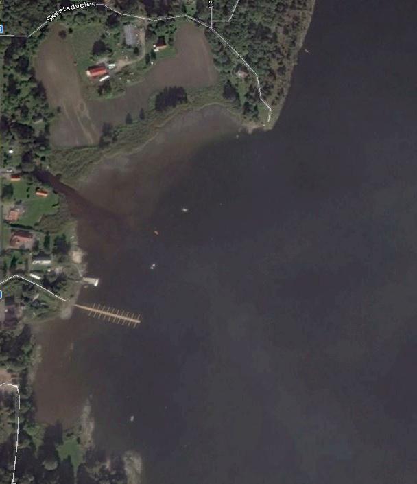 Solbukta med utløpet av Haslumbekken. Fra Google Earth. Området har store mudderfalter med stor fuglerikdom.