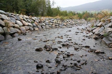 Figur 11. Myklebustdalselva stasjon 2 (venstre) og stasjon 3 (sett ovenfra), nedenfor utløpet av Byrkjelo kraftverk (høyre). Foto: Wendelbo 2010 4 Materiale og metode 4.