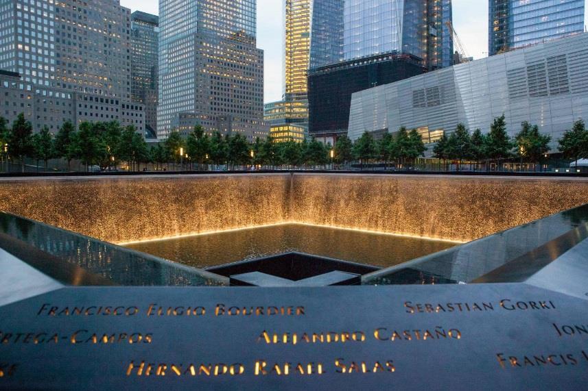 4 Vi avslutter rundturen med et besøk ved 9/11 Memorial. Der World Trade Center engang lå er det satt opp et minnesmerke som tar opp halvparten av det omkring 64 000 m2 store området.