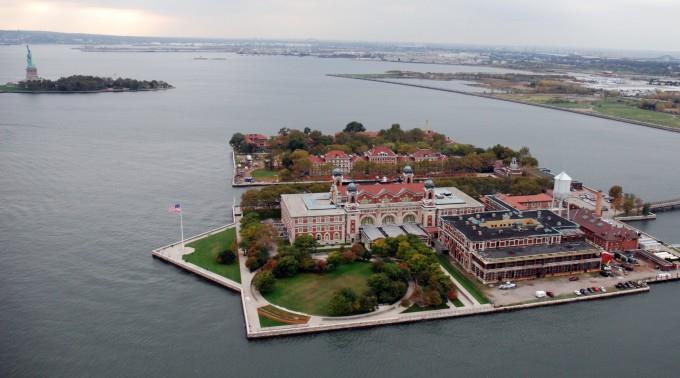 Liberty Island er i dag statlig område, og øya blir passet på av Park Rangers og vedlikeholdt av National Park Service.
