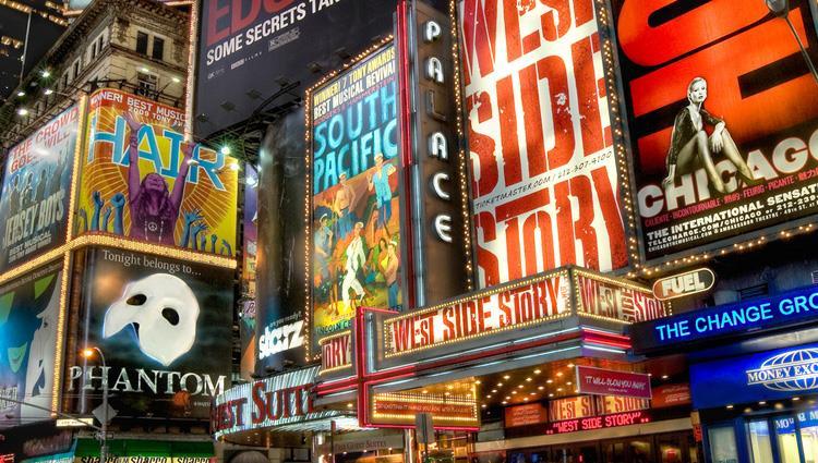) Noen vil kanskje benytte siste kvelden til et show på Broadway?