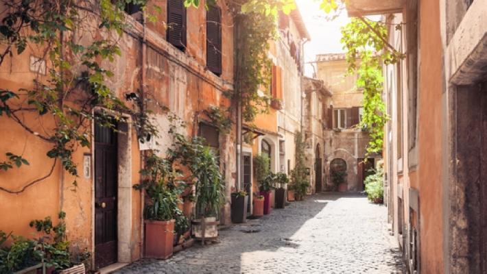 Gå en tur i det gamle Trastevere-kvateret Colosseum (8.7 km) Verdens mest kjente amfiteater ligger i sentrum av Roma og er blant de største arkitektoniske mesterverker som romerne har etterlatt seg.