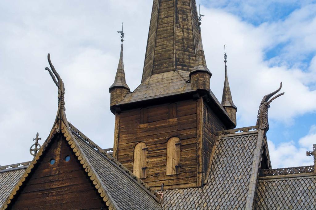 Takryttar: Kyrkja med dragehovud og fialar. Foto: Dagfinn Rasmussen, Riksantikvarens arkiv. Lom stavkyrkje BYGNINGSBESKRIVING Lom stavkyrkje er ei av dei største stavkyrkjene i Noreg.