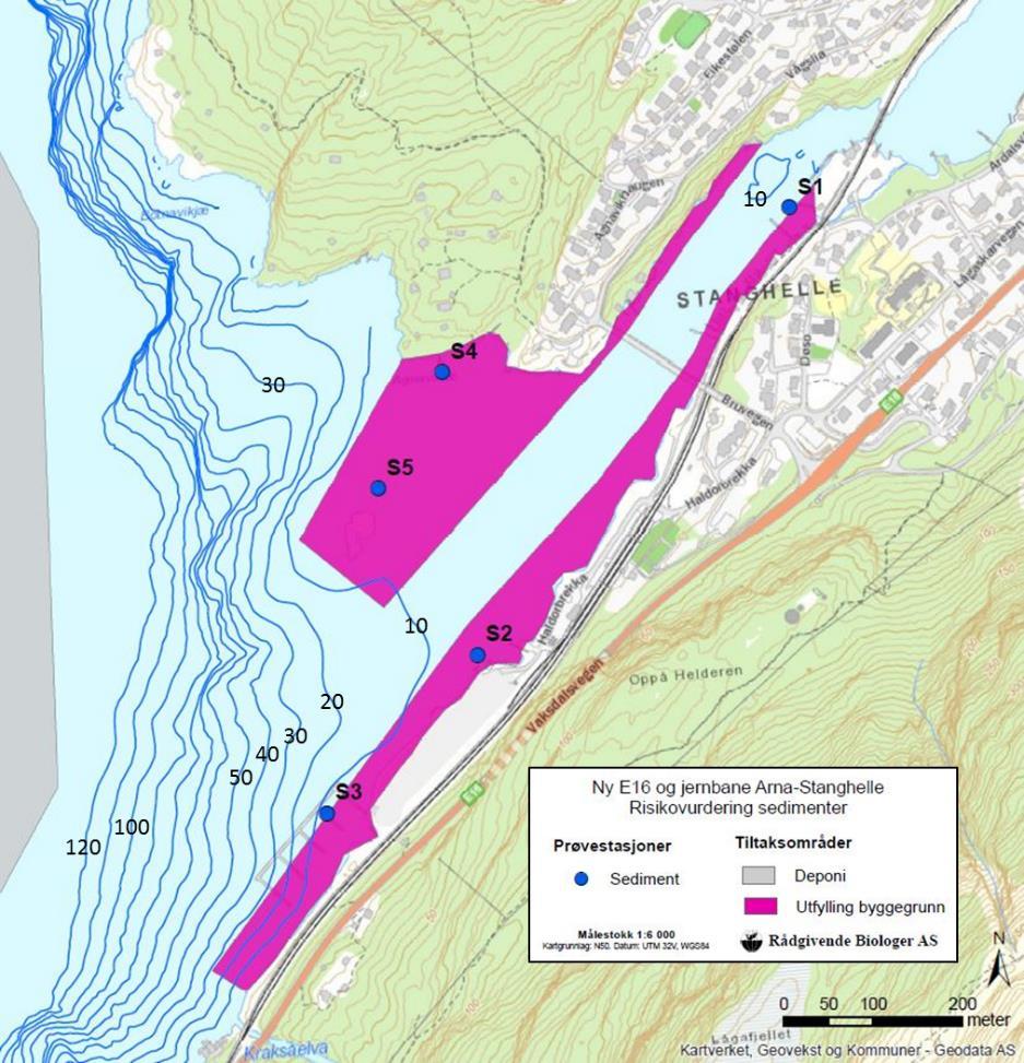 Sjøbunnen i tiltaksområdene langs land bestod på alle lokaliteter, med unntak av Stanghelle (figur 7), hovedsakelig av hardbunn med lite sediment.