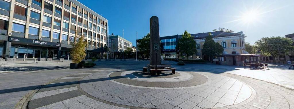 Torget er likevel stort og meget anvendelig. Felles målsettinger kunne vært med på å live opp i slike fasader, og promotere handelen i første etasjene ut mot torget bedre.