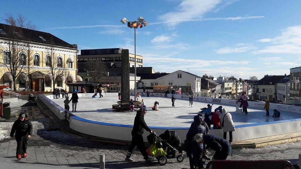 Figur 7 Skøytebanen på torget i Larvik. Skøytebanen skal etter planen være åpen vinterstid fra siste helgen i november og frem til våren. Foto: Magnus Movik 22. februar 2017. 4.