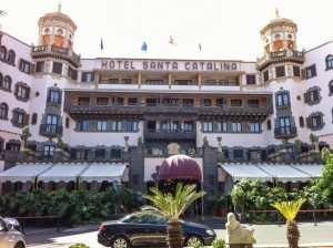 Det historiske Hotel Santa Catalina, i kolonial arkitektur fra 1890 ligger også her.