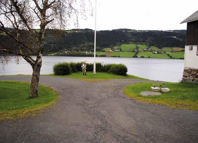 Figur 9. Id 81275. Avflatet gravhaug med flaggstang på Røllag søndre. Denne ødeleggelsen har skjedd i moderne tid. Foto: Anneli Nesbakken, NIKU 2011.