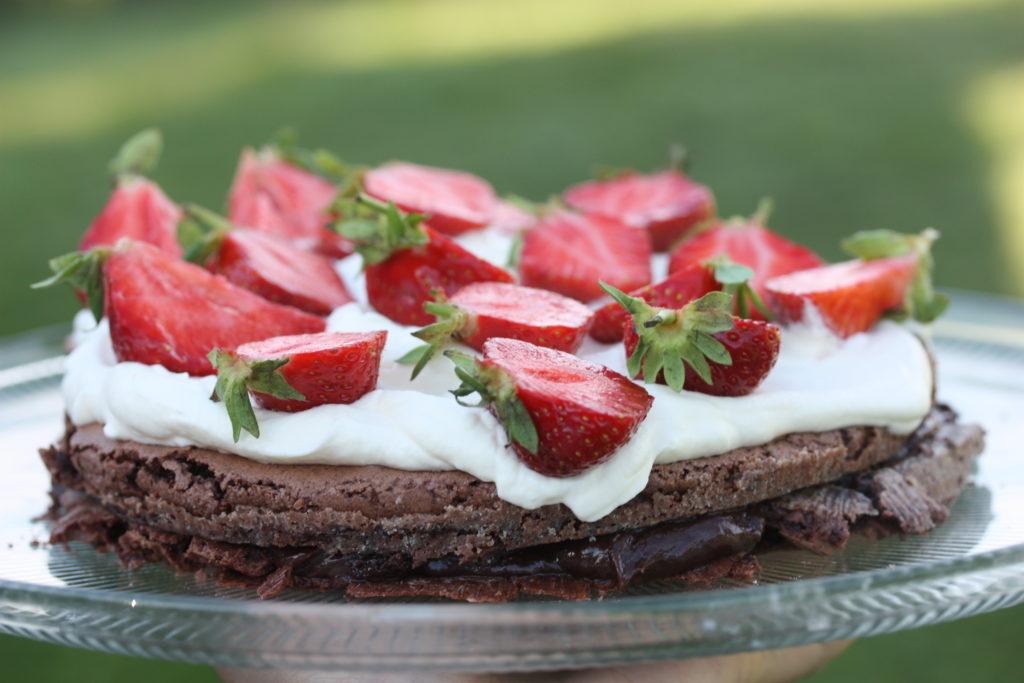 Dobbel brownie stratosfyll og krem med Kan du huske sommeren? Kan du huske sand mellom tærne og duften av nyslått gress? Kan du kjenne den myke brisen fra den blå sjøen og den solbrente skulderen din?