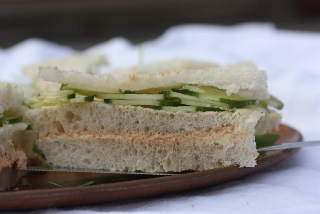 9 skiver godt brød 0,5 agurk, skåret i tynne skiver på en ostehøvel nykvernet pepper evt salt Slik gjør du: Rør sammen krabbe, majones, sitronskall, gressløk og smak til med sitronsaft, pepper og evt