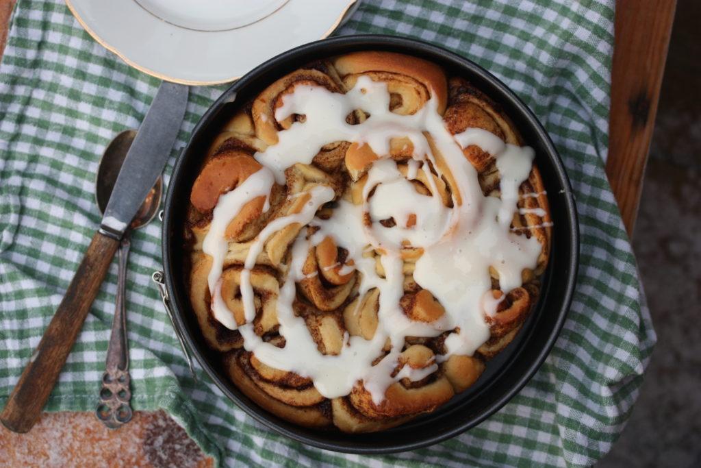 Kanongode kanelboller kremostglasur med Det er søndag, det er januar, det er vinter. Og selv om solen (endelig) har snudd, er det lenge til vi kan sause oss inn i sol og sommer. Så her står jeg.