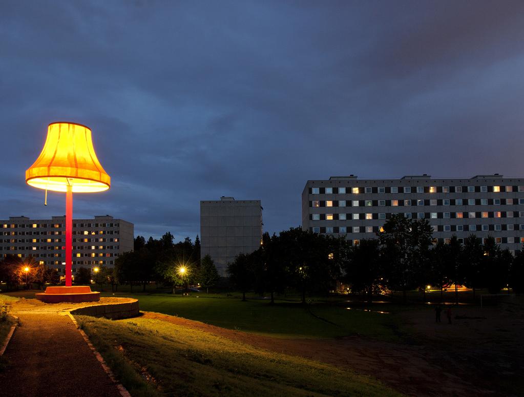 FAKTA: STORSTUA PÅ HAUGENSTUA I august 2011 fikk Haugenstua et nytt og spektakulært landemerke da kunstverket Storstua på Haugenstua ble montert mellom blokkene i Haugenstua borettslag.