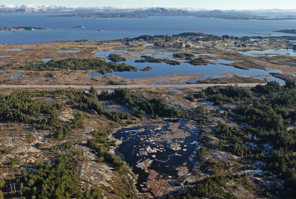 Landskapet er det samme på begge sider av Rv 561, men bare områdene øst for vegen er vernet som