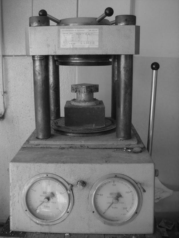 Figur 3.3: Trykktestmaskinen som ble benyttet i forsøket 3.2 