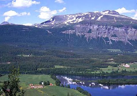 I sør er landformene roligere, og dalene omkranses gjerne av større åser eller små- og storkupert vidde.