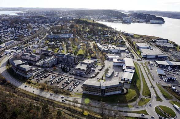 store trafikkarealer med to rundkjøringer og jernbanespor. begrensede kvaliteter med henblikk på landskapsbilde. Delområdet vurderes til å ha liten - middels verdi. 4.