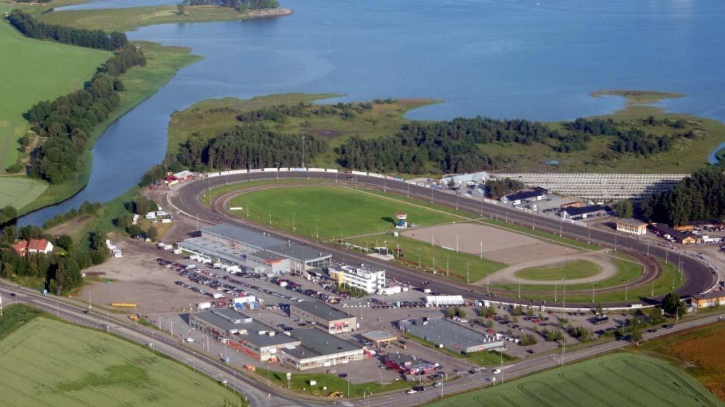 Mot nord og nordøst danner de skogkledde ubebygde åsene Lånefjell, Manum-åsen og Bjellandåsen en markert grønn bakvegg for landskapsrommet rundt vannet.