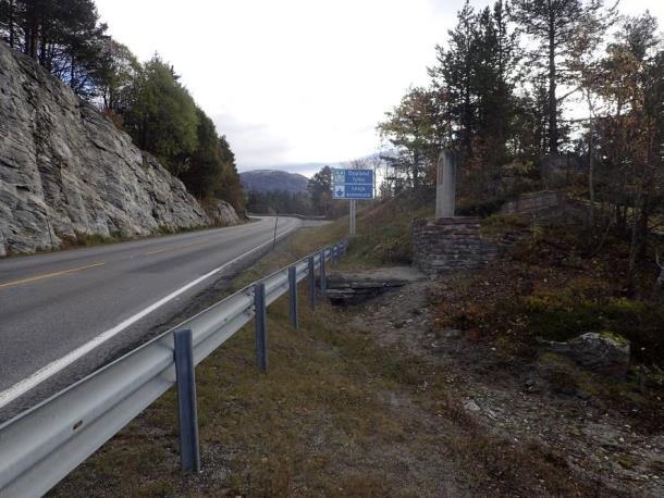 Jernbanen går også gjennom dalen og krysser elva rett sør for fylkesgrensa. I tillegg går det flere mindre veger til gårdsbrukene.