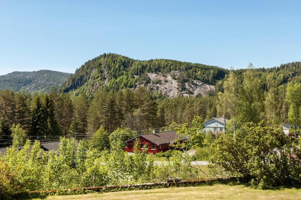 Det er laget visualiseringer som viser at spennet og mastene blir lite synlig fra boligfeltene på Haugsjåsund og nord for Nidelva på Brekka og Høgefoss.