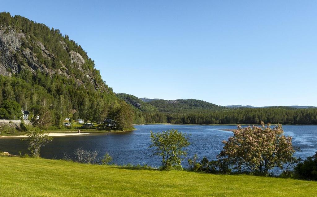 Alternativ 2XA vil være lite synlig fra boligfeltet ved Haugsjåsund grunnet avstanden og vegetasjon som skjermer. Figur 6 og vedlegg 3.