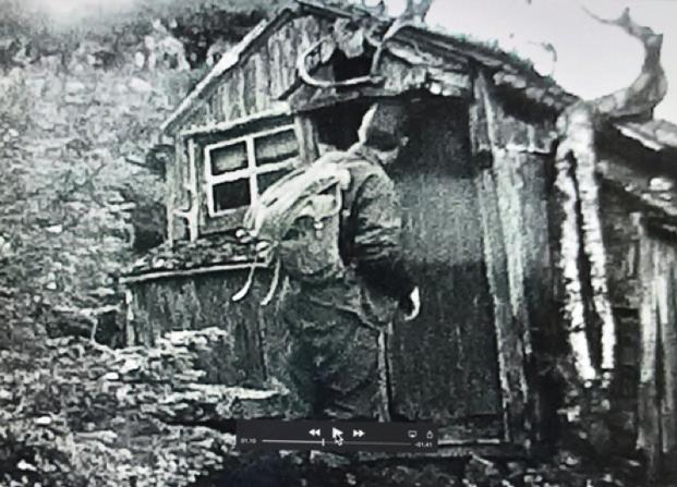 Uren Luren Himmelturen som støttet seg til fjellveggen, men nå dessverre historie. Ennå i 1959 hang dørskiltet på hytta.