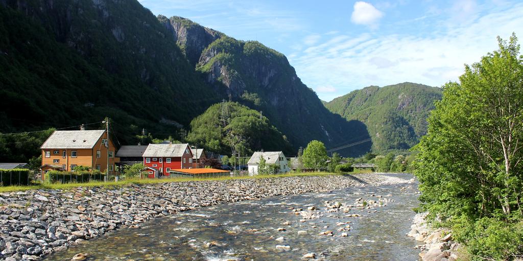 Natur- og friluftsliv Vaksdal kommune er rik på natur- og friluftskvalitetar. Nærleiken til fjorden, med sin særeigne kystkultur, er tett på bratte lier og fjell.