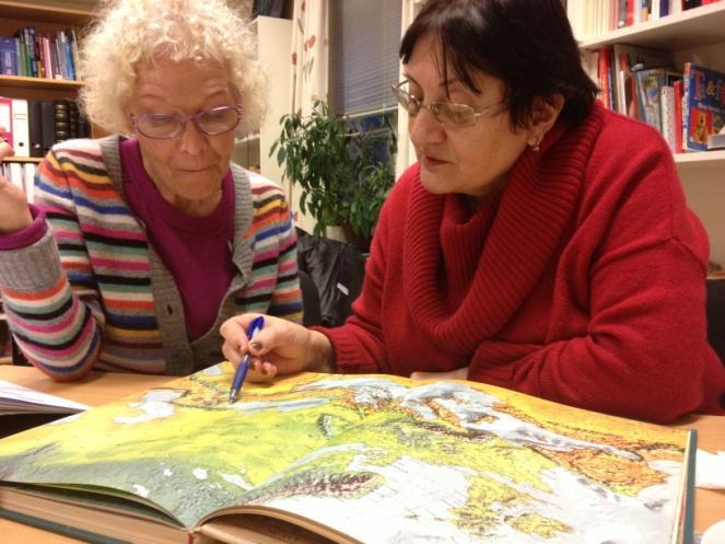 Elfriede og Izolda er aktive på lekseverkstedet Mange har gitt bort bøker og disse er
